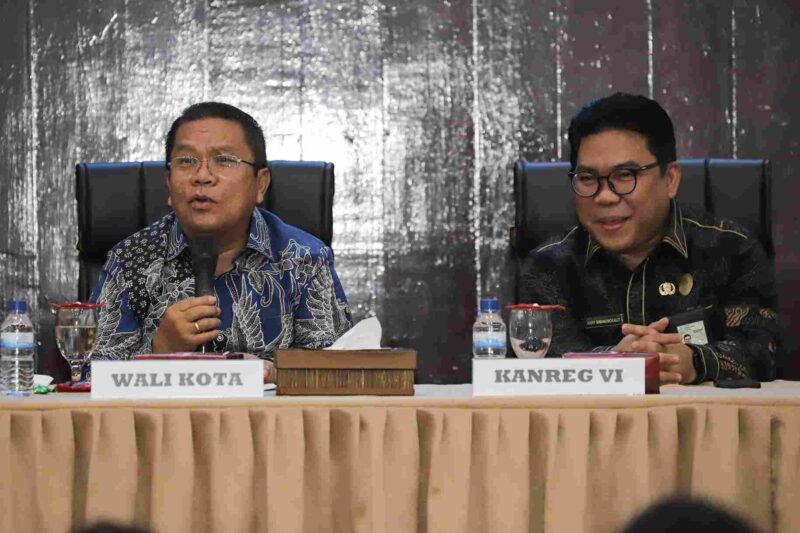 Wali Kota Pematangsiantar Wesly Silalahi bersama Kepala Kantor Regional VI Badan Kepegawaian Negara (BKN) Medan Dr. Janry Haposan UP Simanungkalit menyerahkan Surat Keputusan (SK) Wali Kota Pematangsiantar tentang Pengangkatan Calon Pegawai Negeri Sipil (CPNS) di lingkungan Pemko Pematangsiantar Formasi Tahun 2024.