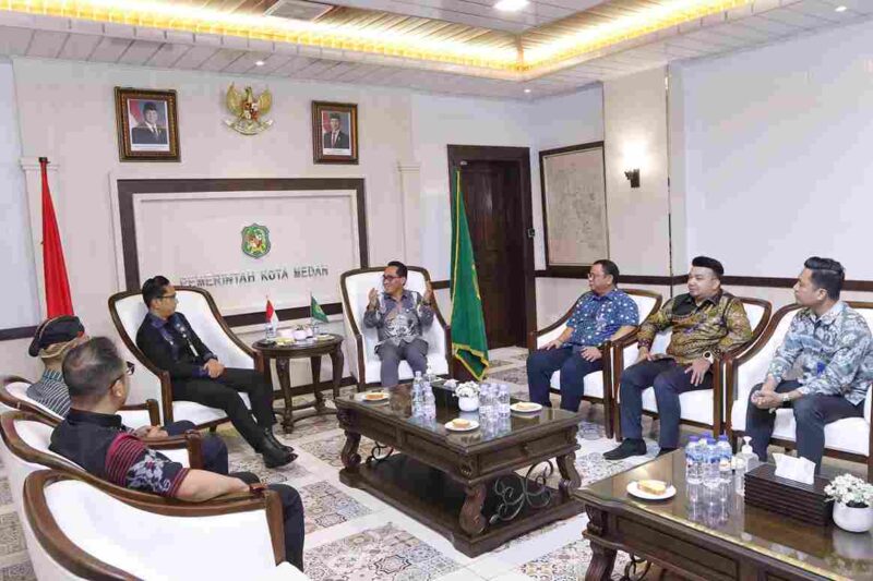 Wali Kota Medan Rico Tri Putra Bayu Waas menerima kunjungan jajaran PT Penjaminan Jamkrindo Syariah di Balai Kota Medan. Jum'at, (16/05/2025).