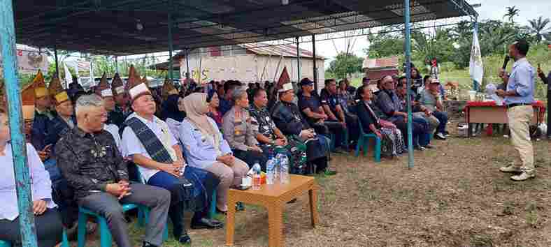 Wakil Menteri Hak Asasi Manusia (Wamen HAM) Mugiyanto Sipin menggelar public hearing dengan para petani pejuang reformasi agraria yang tergabung dalam Serikat Petani Sejahtera Indonesia (Sepasi) di Kampung Baru Kelurahan Gurilla Kecamatan Siantar Sitalasari Kota Pematangsiantar pada Jumat, (16/05/2025).