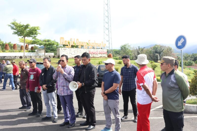 Bupati Tapanuli Selatan (Tapsel), Gus Irawan Pasaribu, melepas Gerakan Gotong Royong untuk Indonesia Raya menuju Tapsel Bangkit di halaman Masjid Agung Syahrun Nur, Sipirok, pada Jumat (16/5/2025).