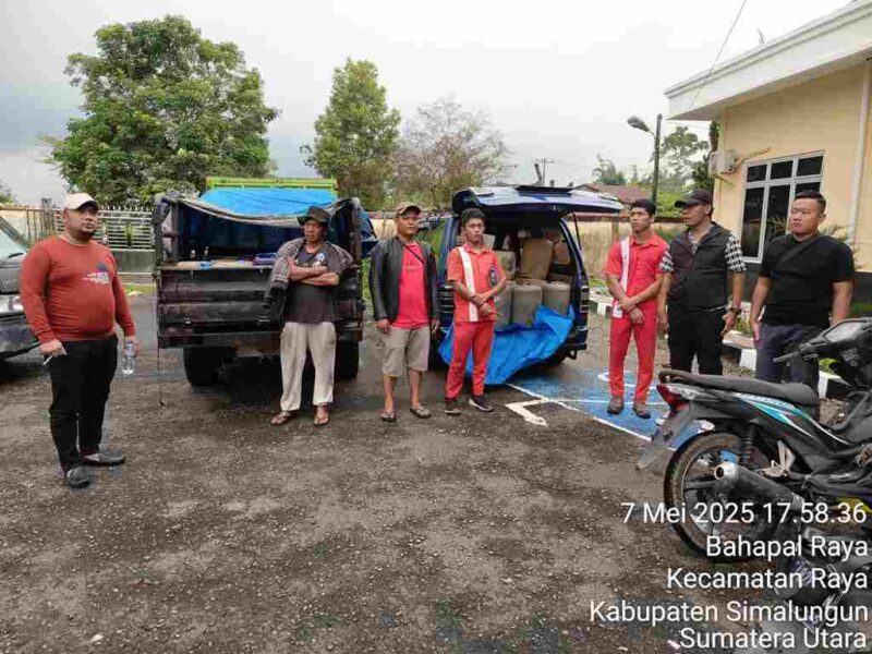 Satreskrim Simalungun saat mengamankan barang bukti dan para pelaku penyahgunaan BBM Bersubsidi. Sabtu, (17/05/2025).