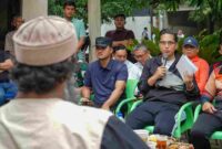 Wali Kota Medan Rico Tri Putra Bayu Waas menggelar kegiatan 'Sapa Warga' di Gang Berdikari Jalan M. Idris, usai memimpin gotong royong membersihkan Sungai Sei Putih di aliran Jalan Masjid Kelurahan Sei Putih Tengah. Sabtu, (17/05/2025).