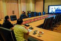 Wali Kota Medan Rico Tri Putra Bayu Waas, selaku Ketua Komwil I Apeksi, mengadakan pertemuan dengan Wakil Ketua Komwil I melalui Zoom Meeting di rumah dinasnya pada Sabtu, (17/05/2025).