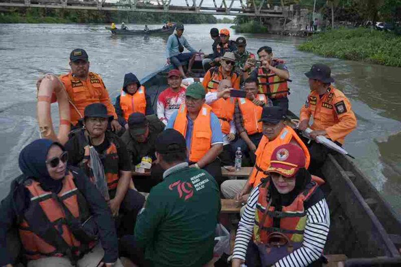 Bupati Asahan, Taufik Zainal Abidin Siregar, bersama Wakil Bupati Asahan Rianto, bersama  anggota DPRD Provinsi Sumut dan Balai Wilayah Sungai (BWS) saat meninjau lokasi tanggul yang jebol di Desa Sei Dua Hulu, Kecamatan Simpang Empat, pada Sabtu, (17/05/2025).