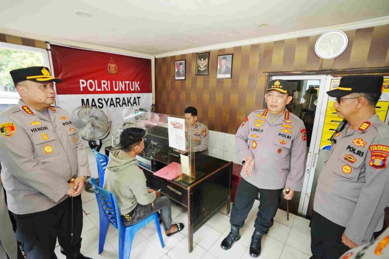 Kapolri Jenderal Listyo Sigit Prabowo melakukan Inspeksi Mendadak (Sidak) ke Polsek Samarinda Kota, Kalimantan Timur, pada Sabtu (17/5/2025).