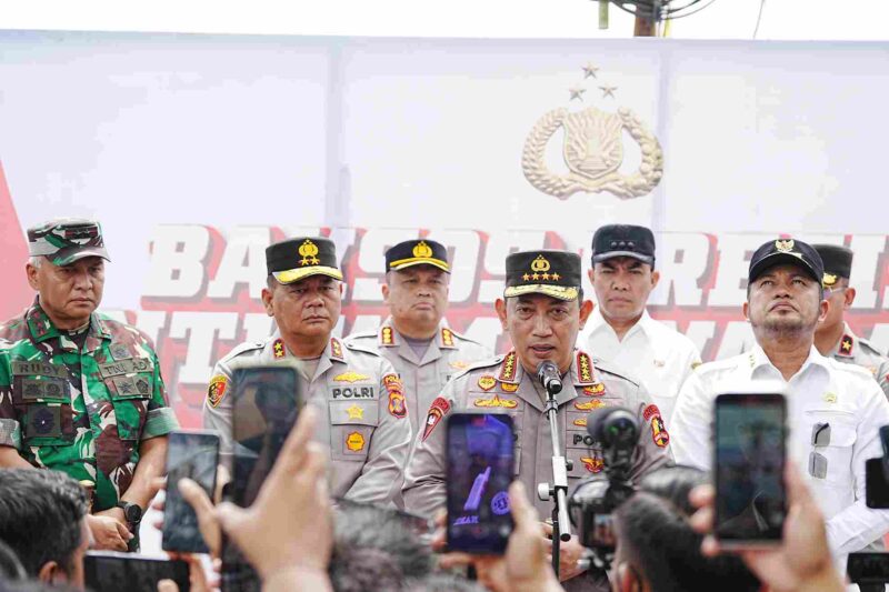 Kapolri Jenderal Listyo Sigit Prabowo saat diwawancarai usai memimpin langsung groundbreaking pembangunan Asrama Polresta Samarinda di Jalan Gelatik, Kecamatan Sungai Pinang, Kota Samarinda, Kalimantan Timur. Sabtu, (17/05/2025).
