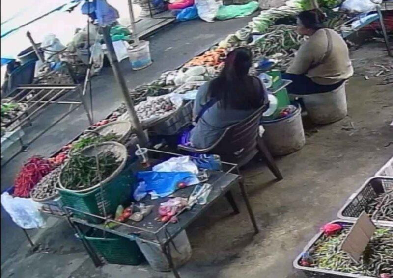 Para PKL yang berjualan di bahu jalan sehingga menghalangi para Pemilik Ruko yang berjualan. Minggu, (18/05/2025). (Foto : R. Lubis). 