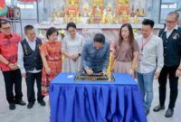 Wali Kota Medan Rico Tri Putra Bayu Waas saat menandatangani Prasasti Peresmian Bangunan Baru Vihara pada acara perayaan Hari Raya Tri Suci Waisak 2569 BE-Tahun 2025 di Vihara Vimala Marga, Jalan Lahat, Kecamatan Medan Kota. Minggu, (18/05/2025).