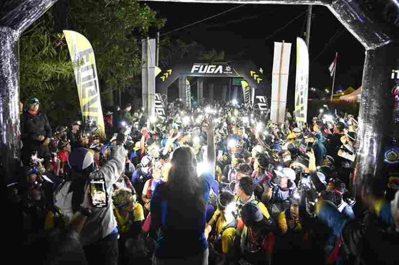 Kapolda Nusa Tenggara Barat (NTB), Irjen Pol. Hadi Gunawan, melepas peserta ajang lari lintas alam Rinjani 100 kategori 36 kilometer dari pelataran Nusantara Hotel, Sembalun, pada Minggu, (18/05/2025) dini hari.