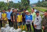 Bupati Gus Irawan membuka Lubuk Larangan sekaligus menabur 6.000 benih ikan mas, tawes, jurung, baung, dan lampam di Bendungan Irigasi Batang Angkola, Desa Aek Libung, Kecamatan Sayur Matinggi. Minggu, (18/05/2025).
