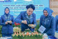 Ketua TP PKK Kota Medan Ny Airin Rico Waas saat memotong nasi tumpeng, Senin, (19/05/2025)