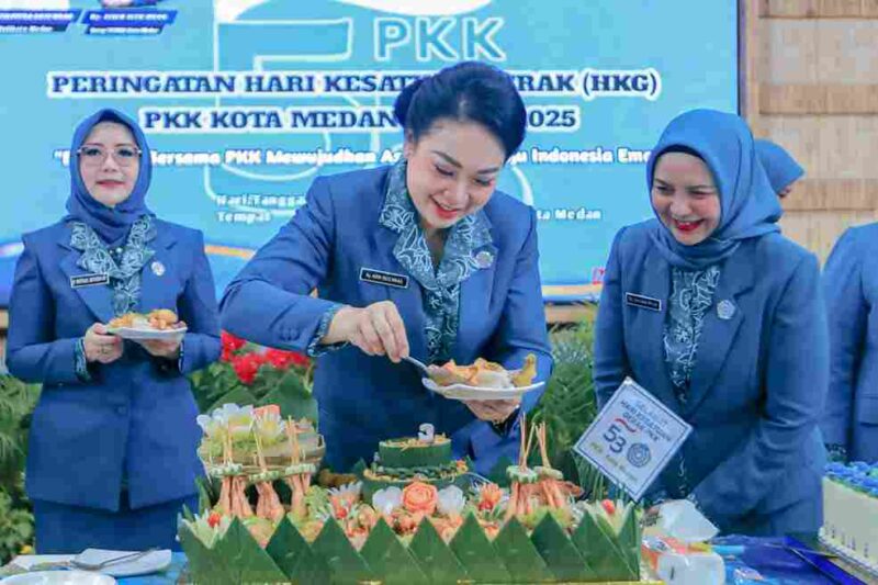 Ketua TP PKK Kota Medan Ny Airin Rico Waas saat memotong nasi tumpeng, Senin, (19/05/2025)