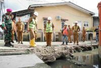 Wali Kota Medan Rico Tri Putra Bayu Waas melakukan peninjauan pekerjaan peningkatan saluran drainase di Jalan Cimanuk, Kecamatan Medan Belawan. Senin, (19/05/2025).