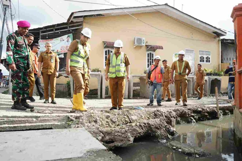 Wali Kota Medan Rico Tri Putra Bayu Waas melakukan peninjauan pekerjaan peningkatan saluran drainase di Jalan Cimanuk, Kecamatan Medan Belawan. Senin, (19/05/2025).