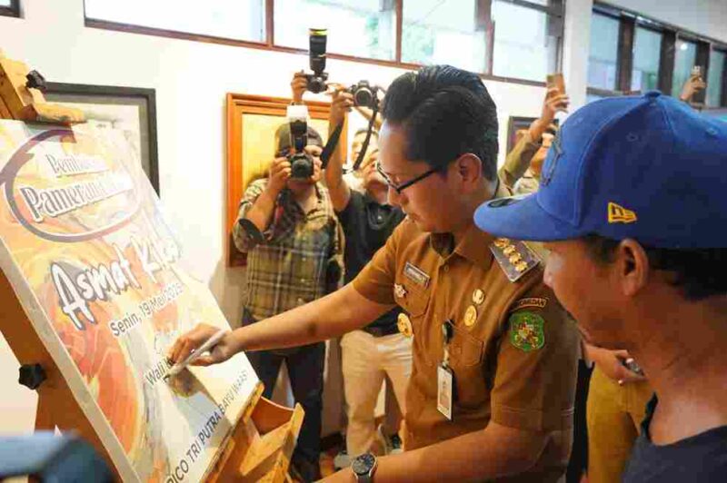 Wali Kota Medan Rico Tri Putra Bayu Waas membuka Pameran Lukisan 