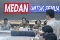 Wali Kota Medan Rico Waas memimpin Rapat Evaluasi Penerimaan Pendapatan Asli Daerah (PAD) Kota Medan Triwulan 2 di Aula Kantor Badan Pendapatan Daerah (Bapenda) Kota Medan. Senin, (19/05/2025).