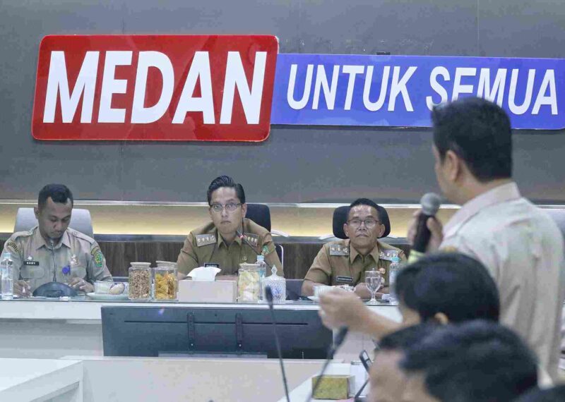Wali Kota Medan Rico Waas memimpin Rapat Evaluasi Penerimaan Pendapatan Asli Daerah (PAD) Kota Medan Triwulan 2 di Aula Kantor Badan Pendapatan Daerah (Bapenda) Kota Medan. Senin, (19/05/2025).