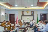 Wali Kota Medan Rico Waas dengan Ketua Pengadilan Agama (PA) Kota Medan Abdul Rahim di Balai Kota Medan, Senin, (19/05/2025).