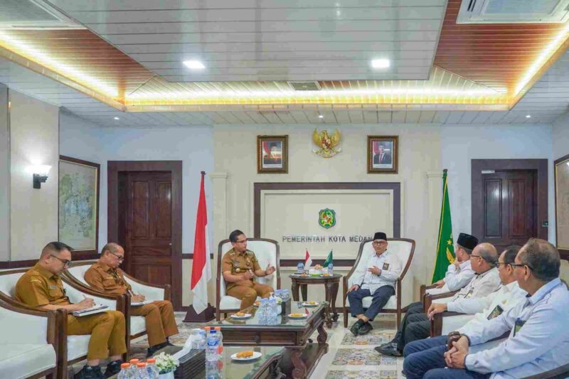 Wali Kota Medan Rico Waas dengan Ketua Pengadilan Agama (PA) Kota Medan Abdul Rahim di Balai Kota Medan, Senin, (19/05/2025).