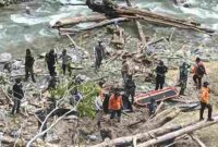 Tim gabungan yang dipimpin oleh Kapolres Pegunungan Arfak, Kompol Bernadus Okoka, S.E., M.H., melakukan pencarian dan evakuasi korban sejak pagi. Senin, (19/05/2025)