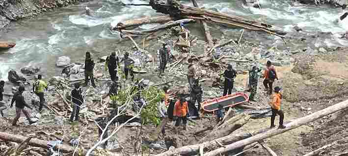 Tim gabungan yang dipimpin oleh Kapolres Pegunungan Arfak, Kompol Bernadus Okoka, S.E., M.H., melakukan pencarian dan evakuasi korban sejak pagi. Senin, (19/05/2025)