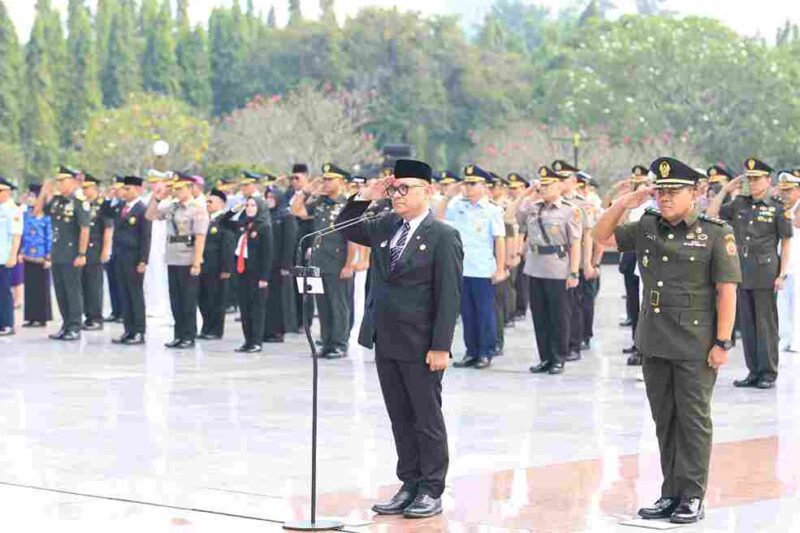 Gubernur Lemhannas RI Dr. H. TB. Ace Hasan Syadzily, M.Si., beserta segenap pegawai Lemhannas RI melakukan ziarah dan tabur bunga ke Taman Makam Pahlawan (TMP) Kalibata, Jakarta Selatan. Senin, (19/05/2025)
