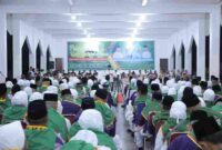 Bupati Asahan, Taufik Zainal Abidin Siregar, bersama Wakil Bupati Asahan, Rianto, dan Forkopimda melepas keberangkatan jemaah calon haji Kabupaten Asahan Kloter 15 di Gedung Tahfidz Masjid Agung Haji Achmad Bakrie Kisaran pada Senin (19/5/2025) dini hari.