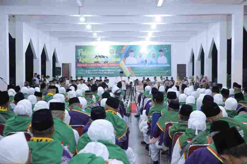 Bupati Asahan, Taufik Zainal Abidin Siregar, bersama Wakil Bupati Asahan, Rianto, dan Forkopimda melepas keberangkatan jemaah calon haji Kabupaten Asahan Kloter 15 di Gedung Tahfidz Masjid Agung Haji Achmad Bakrie Kisaran pada Senin (19/5/2025) dini hari.
