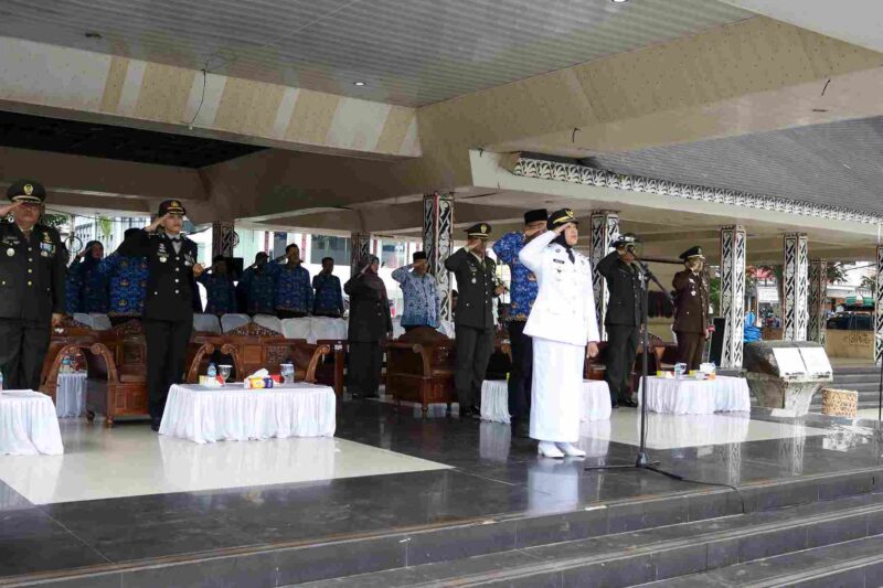 Wakil Wali Kota Pematangsiantar Herlina menjadi inspektur upacara peringatan Hari Kebangkitan Nasional (Harkitnas) ke-117 Tahun 2025 di Lapangan Adam Malik, Selasa (20/05/2025) pagi.