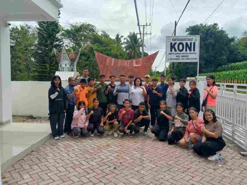 Kontingen Wushu Samosir di kantor KONI Samosir, Lumban Suhi, Kecamatan Pangururan, Senin (18/5/2025).