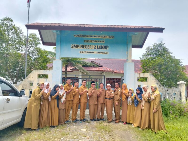 Para guru di SMP Negeri 2 Dua Lokok, Aceh Timur.