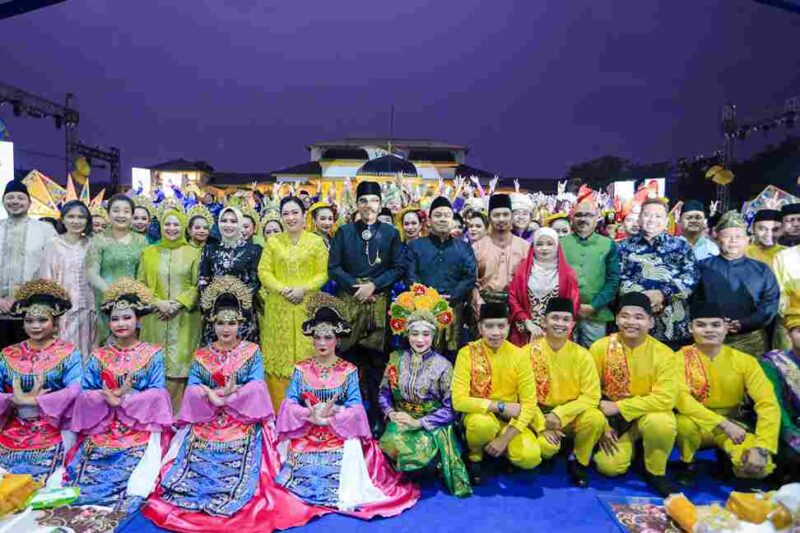 Wali Kota Medan Rico Tri Putra Bayu Waas saat berfoto bersama usai acara Gemes ke-8 Tahun di halaman Istana Maimun, Jalan Brigjen Katamso. Rabu, (21/05/2025) malam.