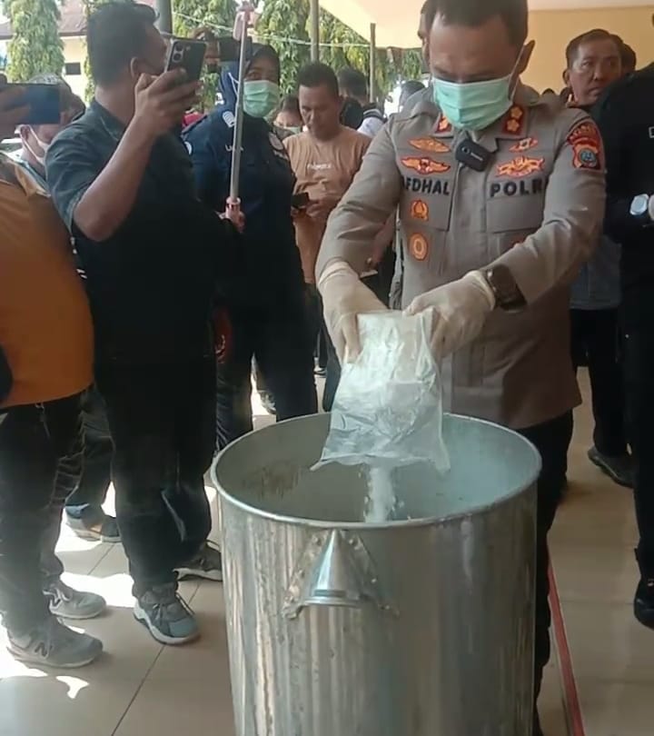 Kapolres Asahan Musnahkan Puluhan Kilogram Narkotika dengan Pengawasan Tim Labfor Poldasu di halaman Mapolres Asahan. Rabu, (21/05/2025).