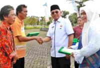 Bupati Simalungun bersama istri saat memberikan bingkisan paskah. 