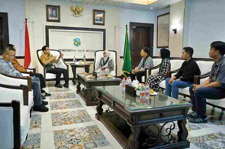 Wali Kota Medan Rico Tri Putra Bayu Waas menerima pengurus Himpunan Mahasiswa Islam (HMI) cabang Medan di Balai Kota, Kamis (22/5/2025).