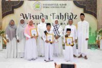 Wakil Wali Kota Pematangsiantar Herlina menyerahkan penghargaan kepada wisudawan/wisudawati terbaik dari semua tingkatan pada acara Wisuda Tahfidz Yayasan Ulil Albab Pematangsiantar, di Masjid Al Ikhlas, Jalan AMPI Kelurahan Bantan Kecamatan Siantar Barat, Sabtu (24/05/2025)