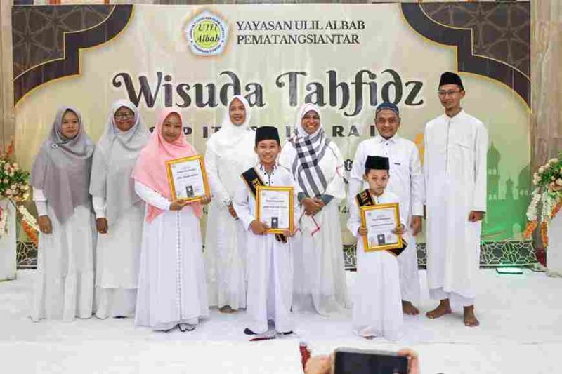 Wakil Wali Kota Pematangsiantar Herlina menyerahkan penghargaan kepada wisudawan/wisudawati terbaik dari semua tingkatan pada acara Wisuda Tahfidz Yayasan Ulil Albab Pematangsiantar, di Masjid Al Ikhlas, Jalan AMPI Kelurahan Bantan Kecamatan Siantar Barat, Sabtu (24/05/2025)