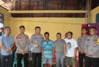 Kapolres Nias Selatan, AKBP Ferry Mulyana Sunarya bersama jajaran saat di rumah kedua nelayan. (22/05/2025).