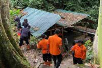 Personel Kompi 2 Batalyon B Satuan Brimob Polda Sumatera Utara bersama Badan Penanggulangan Bencana Daerah (BPBD) Kota Pematangsiantar, BPBD Kabupaten Simalungun, perangkat kecamatan dan desa, serta pemuda setempat menggelar kegiatan “Jumat Bersih” melalui aksi gotong royong di kawasan wisata Kabupaten Simalungun. Jum'at, (23/05/2025).