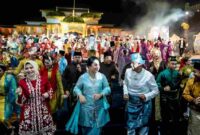 Rico Waas menari Melayu bersama seluruh pengunjung dan pengisi pada malam penutupan Gelar Melayu Serumpun (Gemes) ke-8 Tahun 2025, Sabtu (24/5/2025) malam.