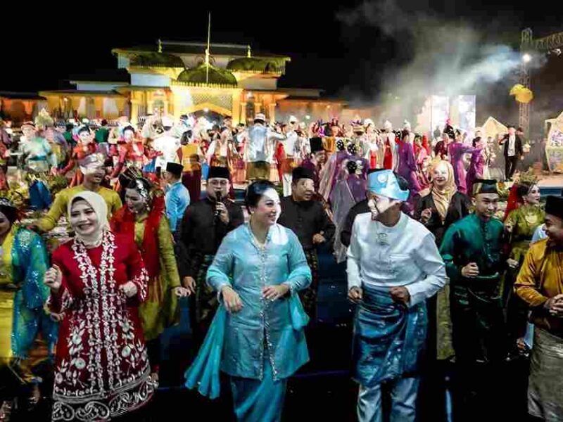 Rico Waas menari Melayu bersama seluruh pengunjung dan pengisi pada malam penutupan Gelar Melayu Serumpun (Gemes) ke-8 Tahun 2025, Sabtu (24/5/2025) malam.
