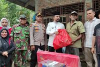 Bupati Aceh Timur, Iskandar Usman Al Farlaky, menyerahkan bantuan masa panik secara simbolis kepada warga terdampak bencana angin kencang di Desa Beunot, Kecamatan Darul Aman, pada Minggu (25/5/2025).