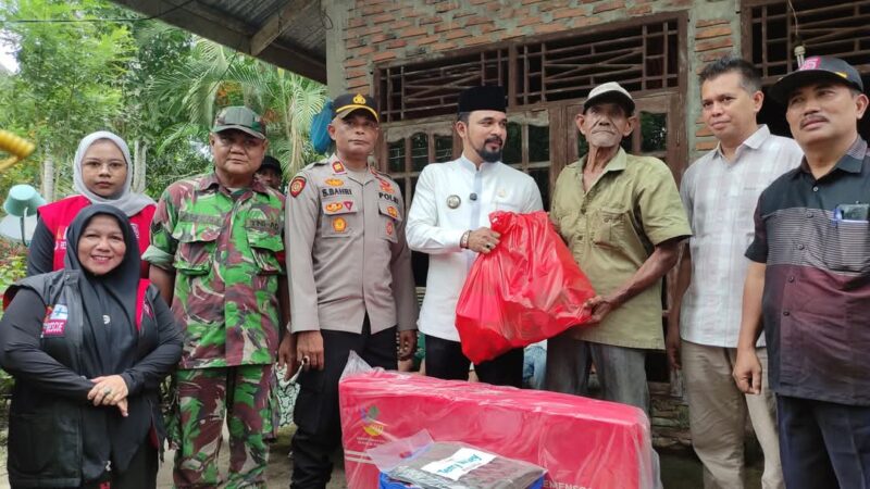 Bupati Aceh Timur, Iskandar Usman Al Farlaky, menyerahkan bantuan masa panik secara simbolis kepada warga terdampak bencana angin kencang di Desa Beunot, Kecamatan Darul Aman, pada Minggu (25/5/2025). 