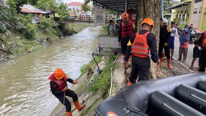 Satuan Brimob Polda Sumatera Utara melaksanakan pencarian terhadap korban. 