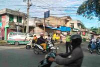 Petugas Satlantas Polres Simalungun mengatur arus lalu lintas agar tetap lancar, mencegah terjadinya kemacetan, dan memberikan arahan kepada pengendara agar mematuhi rambu-rambu lalu lintas. Senin, (26/05/2025).