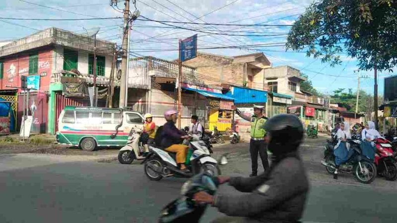 Petugas Satlantas Polres Simalungun mengatur arus lalu lintas agar tetap lancar, mencegah terjadinya kemacetan, dan memberikan arahan kepada pengendara agar mematuhi rambu-rambu lalu lintas. Senin, (26/05/2025).
