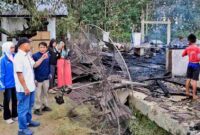 Bupati Simalungun, Anton Achmad Saragih, bersama Ketua TP PKK, Ny Darmawati Anton Achmad Saragih, langsung meninjau lokasi kebakaran di kompleks perumahan Guru SD 0951582 Tiga Rejo, Nagori Tiga Bolon, Kecamatan Sidamanik, pada Minggu sore, (25/05/2025).