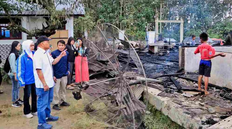 Bupati Simalungun, Anton Achmad Saragih, bersama Ketua TP PKK, Ny Darmawati Anton Achmad Saragih, langsung meninjau lokasi kebakaran di kompleks perumahan Guru SD 0951582 Tiga Rejo, Nagori Tiga Bolon, Kecamatan Sidamanik, pada Minggu sore, (25/05/2025).