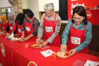 Ketua TP.PKK Kota Pematangsiantar saat bersama Kapolres Pematangsiantar memperagakan pengelolaan bumbu Roadshow Akademi ABC di Balai Bolon GKPS, Jalan Pendeta J Wismar Saragih Pematangsiantar, pada Senin (26/05/2025) pagi.