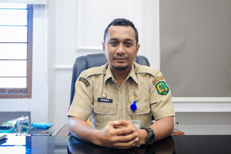 Plt Kepala Bapenda T. Robi Chairi saat dikonfirmasi di kantor Bapenda Kota Medan, Senin (26/5/25).